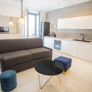 https://porta-venezia-design-suite-con-balcone-55mq.it-lombardy.com