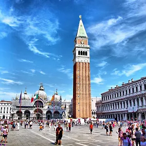 Raggio Di Sole Dietro Piazza San Marco Venezia